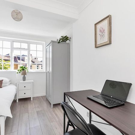 Modern Two Bedroom Apartment With Free Parking! London Exteriör bild
