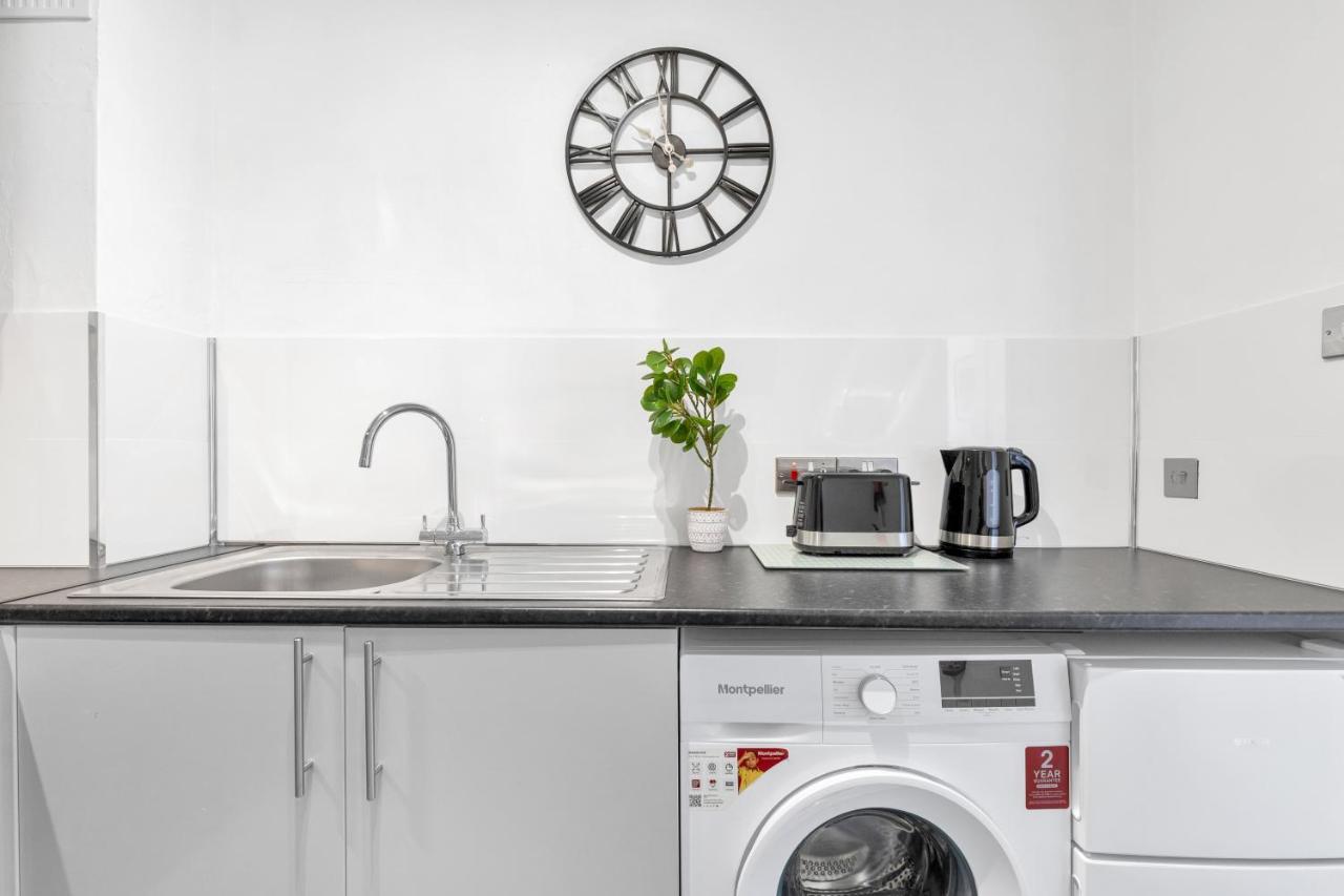 Modern Two Bedroom Apartment With Free Parking! London Exteriör bild