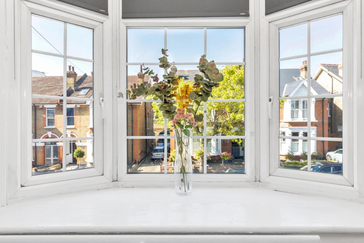 Modern Two Bedroom Apartment With Free Parking! London Exteriör bild