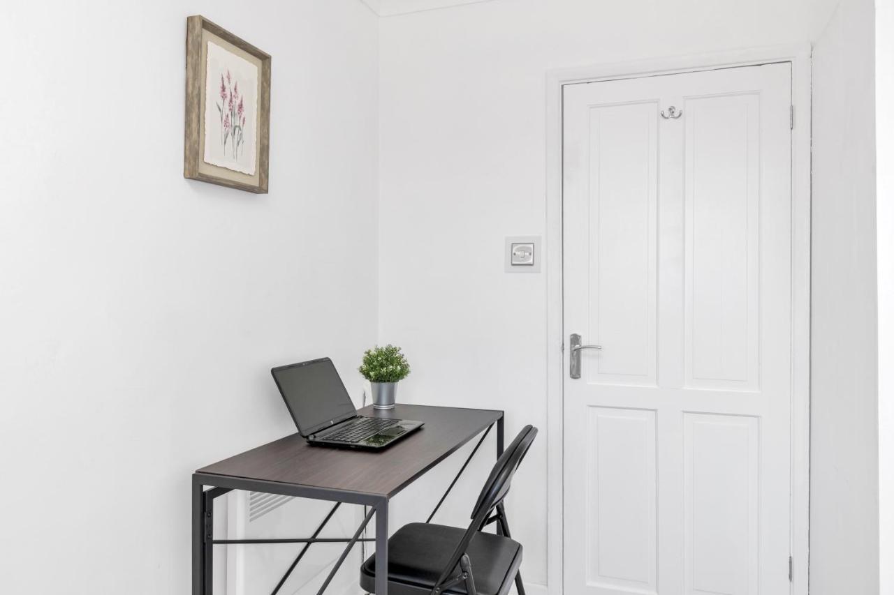 Modern Two Bedroom Apartment With Free Parking! London Exteriör bild