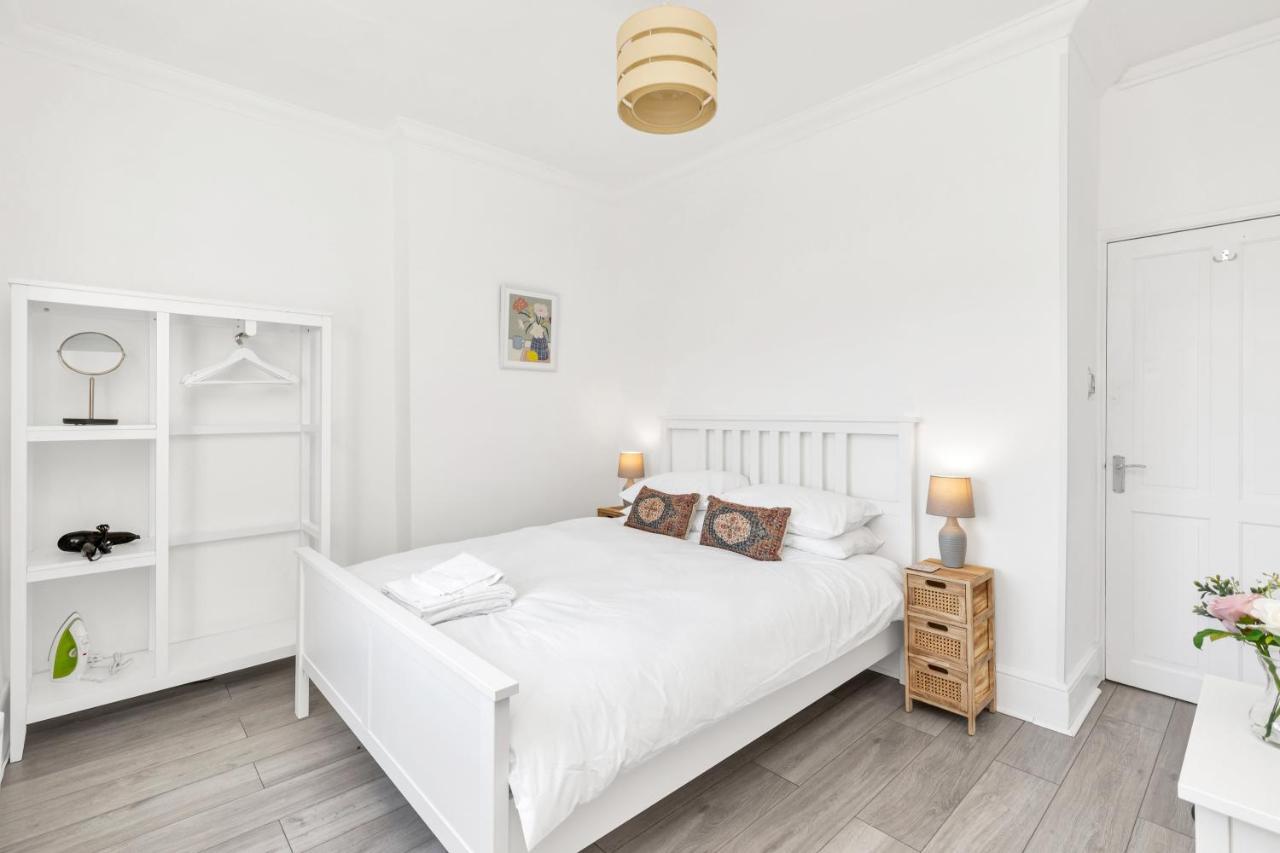 Modern Two Bedroom Apartment With Free Parking! London Exteriör bild